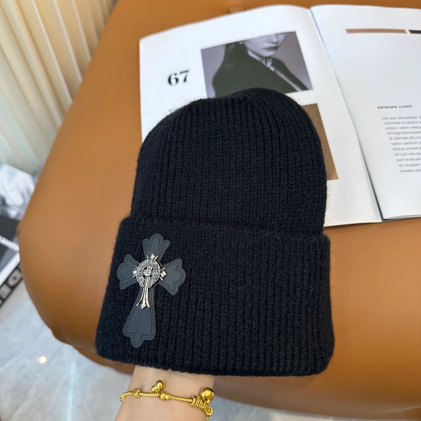 P46 🤍Chrome hearts new autumn and winter cross knitted hat🧶 One of the must-have hats in autumn and winter~ It really looks good on whoever wears it~, it is also a perfect match in black and white and gray in autumn~